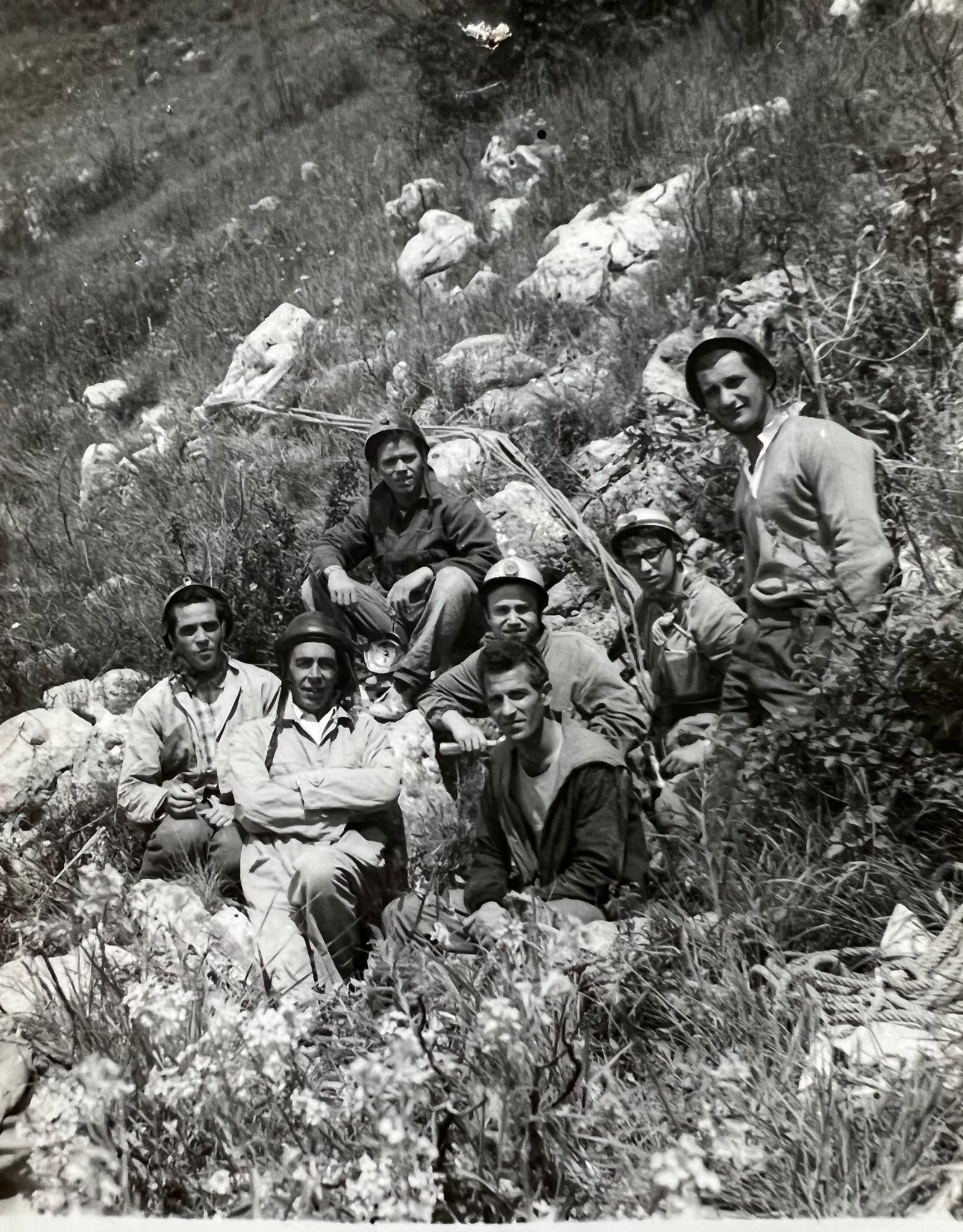 parte della storia della speleologica ligure in un'immagine: si riconoscono, tra gli altri, Gianni Dentella, Gianni Ribaldone e Pietro Maifredi - Abisso Monte Nero Vendone